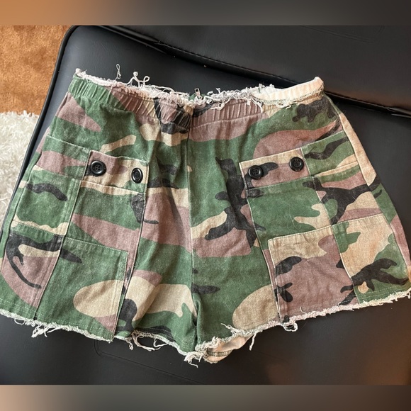 High Waisted Camo Shorts - Picture 2 of 2